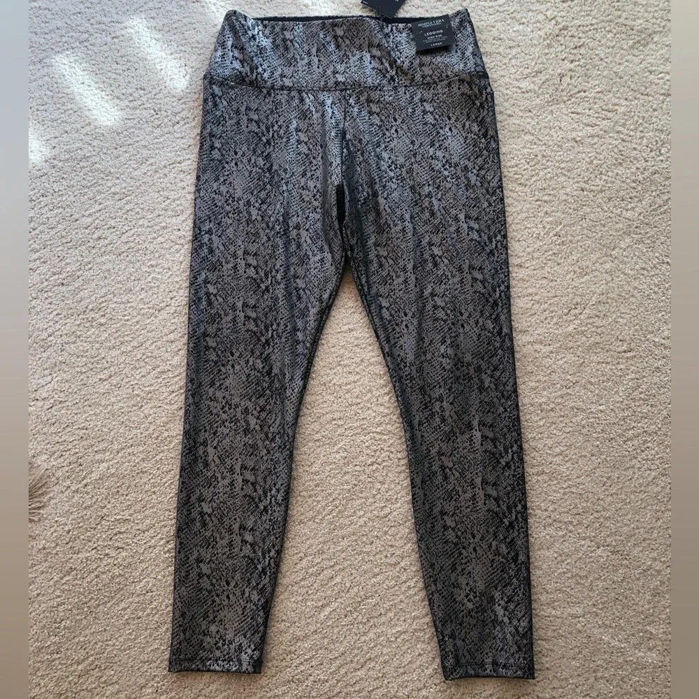 Simply Vera Vera Wang faux leather leggings in silver snake foil print - Picture 2 of 9
